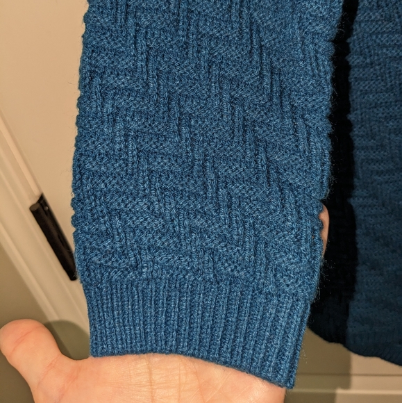 New York & Company knit sweater Medium Very soft. Beautiful Blue. 100% Acrylic. - Picture 5 of 10